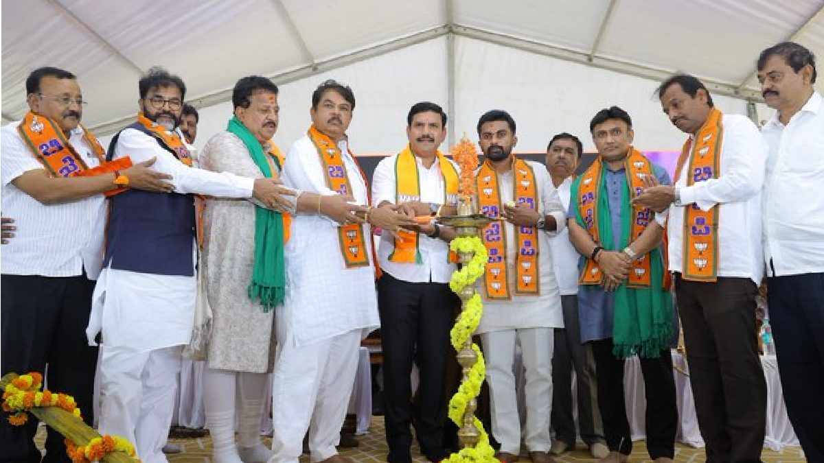 ದೊಡ್ಡಬಳ್ಳಾಪುರದ 4,000 ರೈತರಿಗೆ ಬೆಳೆ ವಿಮಾ ಸುರಕ್ಷತೆ - ‘ರೈತರ ಸ್ಪಂದನ’ ಕಾರ್ಯಕ್ರಮದಲ್ಲಿ ಪಾಲಿಸಿ ವಿತರಣೆ!!