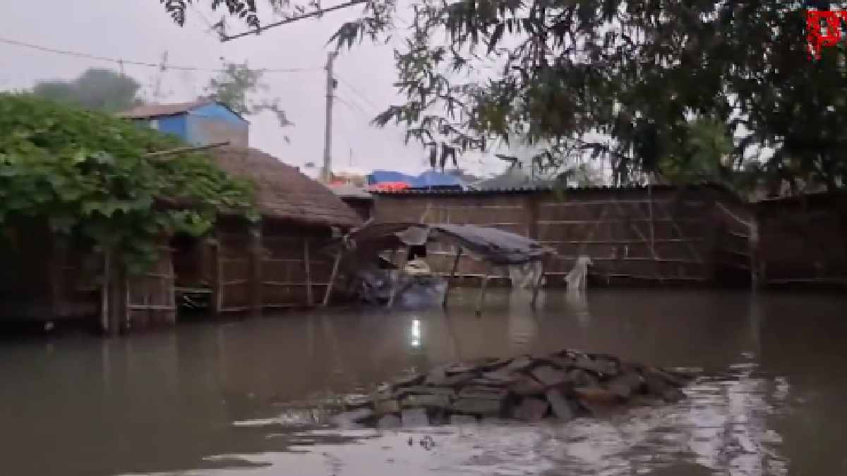 Gandak Floodwaters Recede in East Champaran, Hundreds of Families Still Stranded