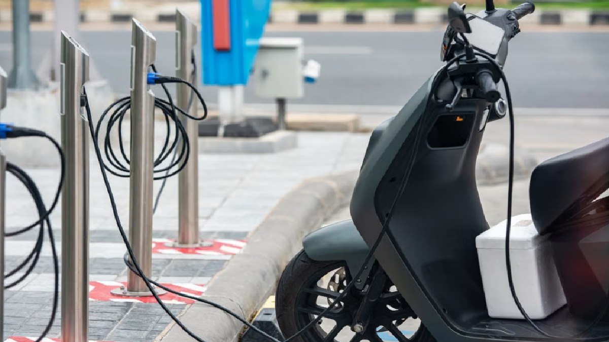 Delhi electric scooters and EV charging station. | Photo Credit: https://www.pexels.com
