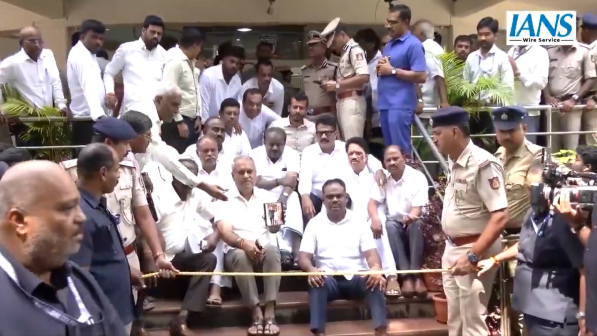 HD Kumaraswamy Stages Protest Outside Bengaluru Police Commissioner’s Office