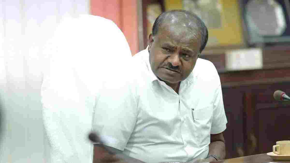 ಬೆಂಗಳೂರಿನಲ್ಲಿ ರಾಜಕೀಯ ಹೈಡ್ರಾಮಾ! ಸಿದ್ದರಾಮಯ್ಯ ಸ್ಟಿಂಗ್ ಟೇಪ್ ವಿವಾದ; ಪೊಲೀಸ್ ಆಯುಕ್ತರ ಕಚೇರಿ ಮುಂದೆ ಎಚ್‌.ಡಿ. ಕುಮಾರಸ್ವಾಮಿ ಧರಣಿ!!