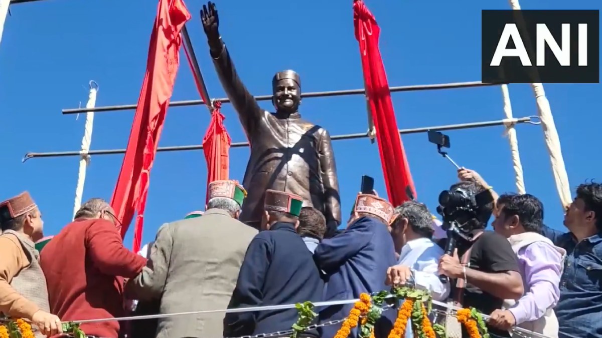 ಹಿಮಾಚಲ ಪ್ರದೇಶದ ಮಾಜಿ ಸಿಎಂ ವೀರಭದ್ರ ಸಿಂಗ್‌ಗೆ ಗೌರವ - ಸರಾಹನ್‌ನಲ್ಲಿ ಪ್ರತಿಮೆ ಅನಾವರಣ!!