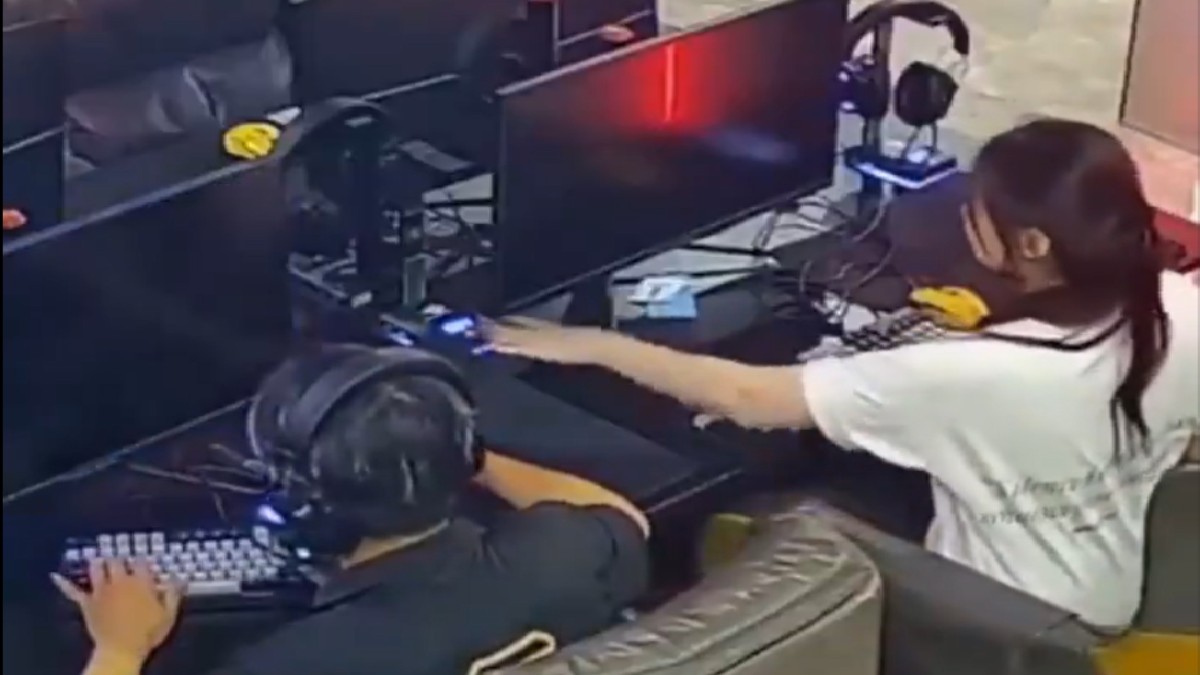 Viral Video Shows Man Accidentally Turning Off Neighbour’s PC at Internet Cafe