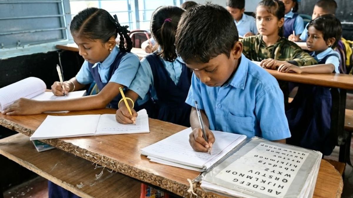 ಇಂಗ್ಲಿಷ್‌ ಮಾಧ್ಯಮ ಯೋಜನೆ | Photo Credit: AI
