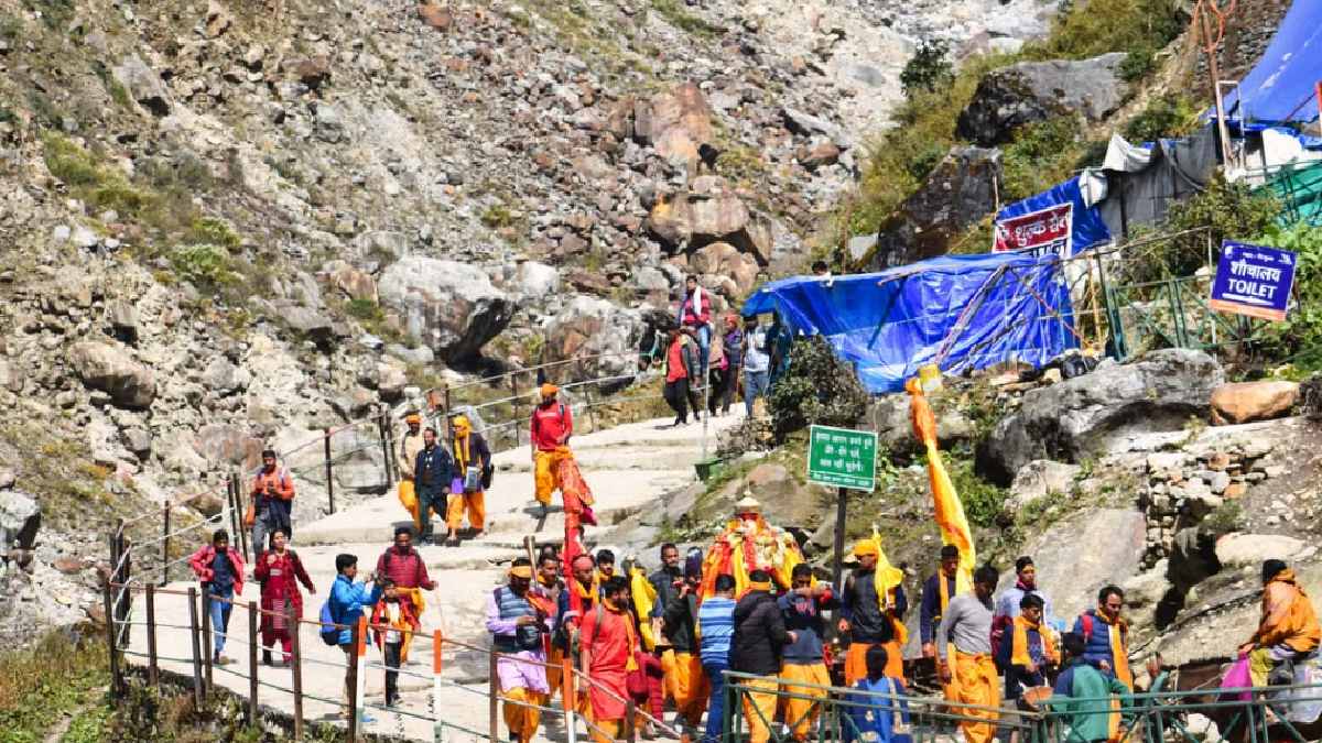 Pilgrims walking towards Kedarnath shrine in the Himalayas | Photo Credit: https://www.pexels.com/