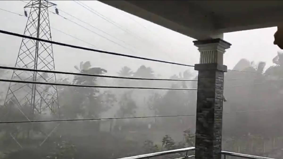 Heavy Rain and Strong Winds Lash Kushalnagara in Karnataka’s Kodagu District