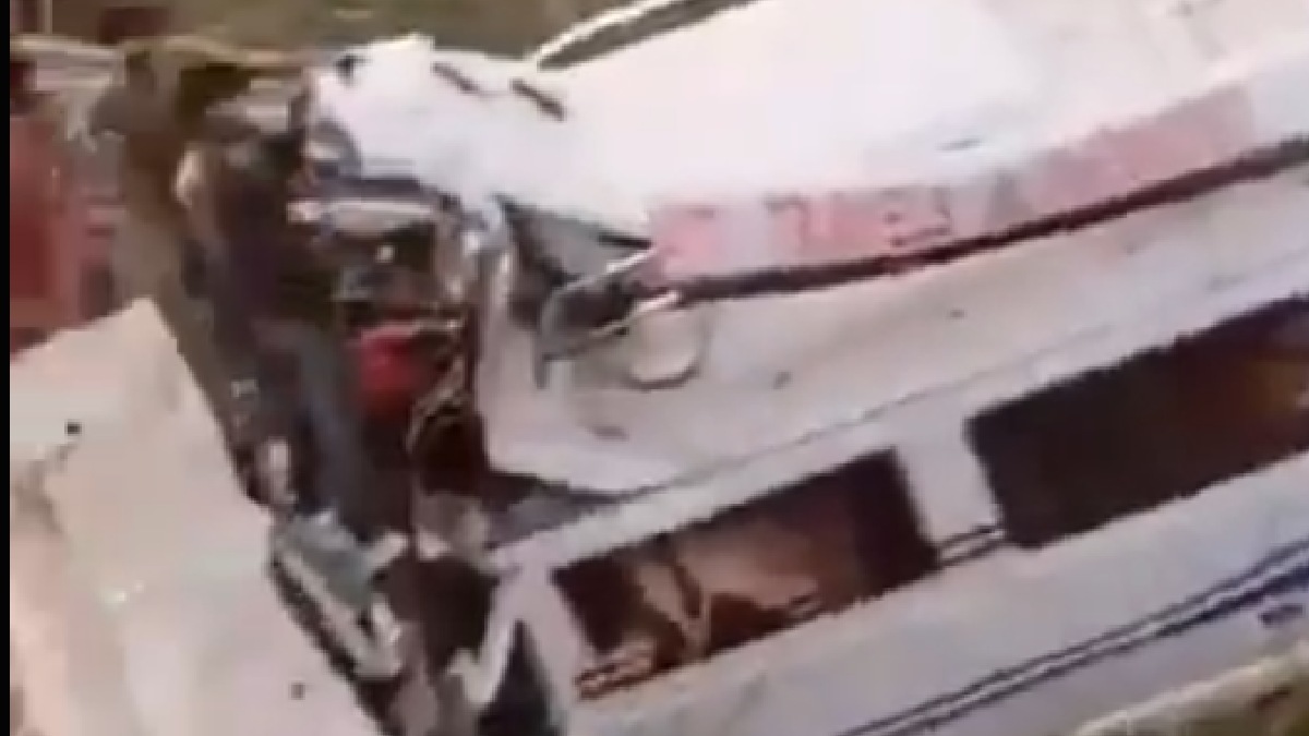 Bus overturns into ditch on Kota expressway | Photo Credit: https://x.com/Vishii14