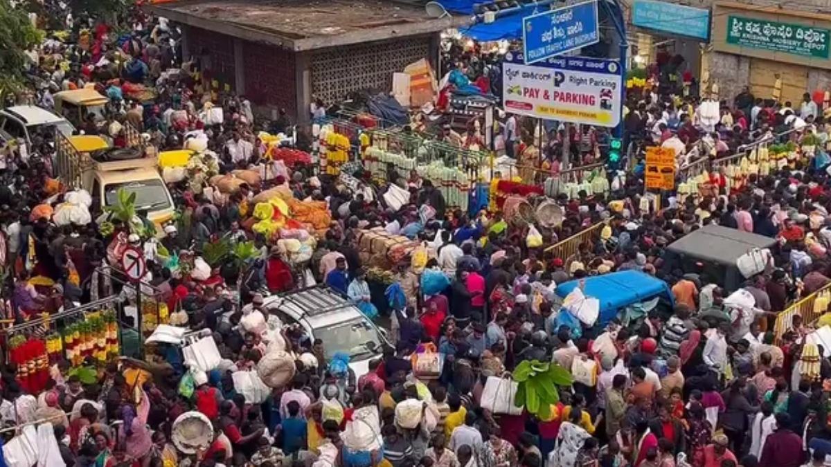 Bengaluru KR Market Sees Festival Rush