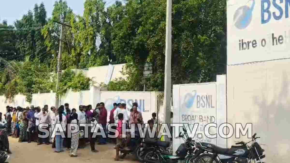 Aadhaar Update Rush in Mysuru: People Wait From 4 AM for Ration e-KYC
