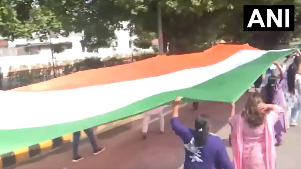 ದೆಹಲಿಯಲ್ಲಿ ‘ಲಹ್ರಾ ದೋ ತಿರಂಗಾ’ ಅಭಿಯಾ - 200 ಅಡಿ ರಾಷ್ಟ್ರಧ್ವಜ ಹಾರಿಸಿದ AAP, ಅಸಲಿಗೆ ನಡೆದಿದ್ದೇನು?!!
