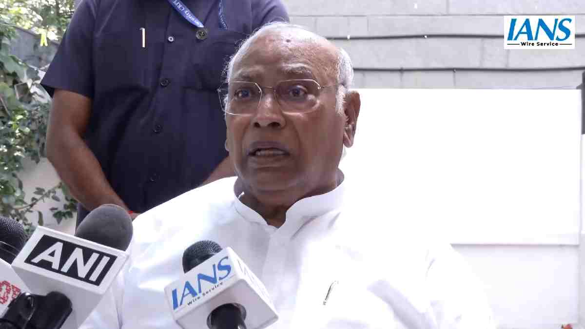 ಬೆಂಗಳೂರಿನಲ್ಲಿ ಮಲ್ಲಿಕಾರ್ಜುನ ಖರ್ಗೆ ವಾಗ್ದಾಳಿ; ಚುನಾವಣಾ ಆಯುಕ್ತರ ಕಾನೂನು ರಕ್ಷಣೆಯ ಬಗ್ಗೆ ಪ್ರಶ್ನೆ!!