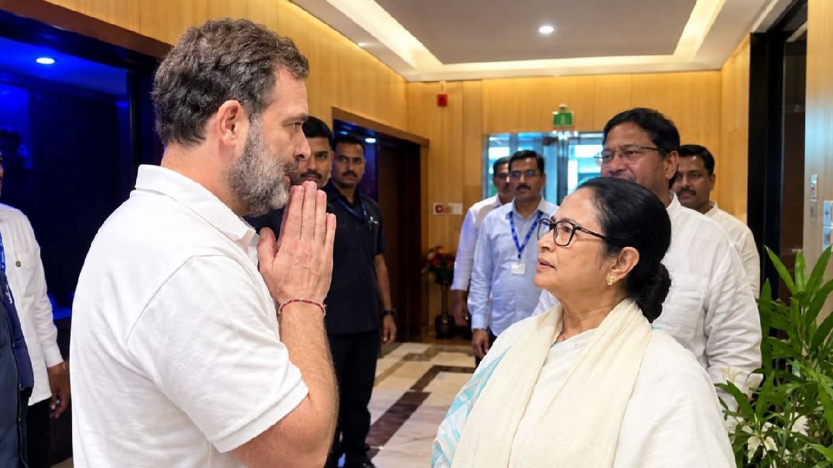 Mamata Banerjee and Rahul Gandhi at INDIA bloc meeting. | Photo Credit: https://x.com/SantughoshAitc