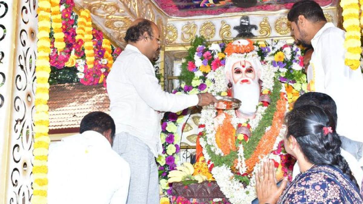 ನಂಜನಗೂಡಿನಲ್ಲಿ ವಾಲ್ಮೀಕಿ ಜಯಂತಿ ಸಂಭ್ರಮ - ಮೆರವಣಿಗೆಗೆ ಚಾಲನೆ ನೀಡಿದ ಡಾ. ಯತೀಂದ್ರ ಸಿದ್ದರಾಮಯ್ಯ!!