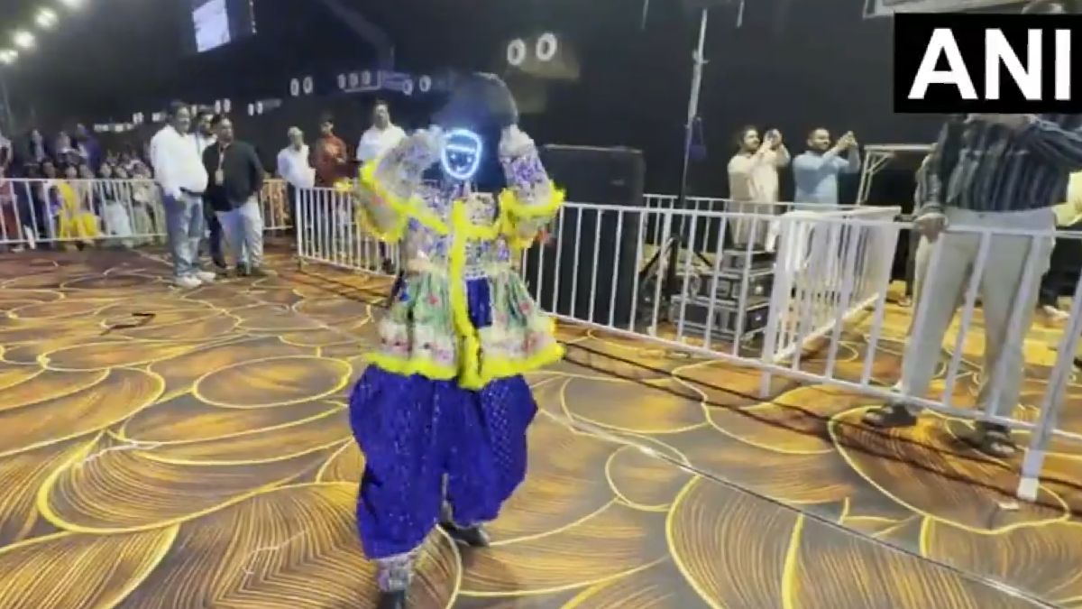 Humanoid robot attracts visitors at Navsari Garba festivities | Photo Credit: https://x.com/ANI