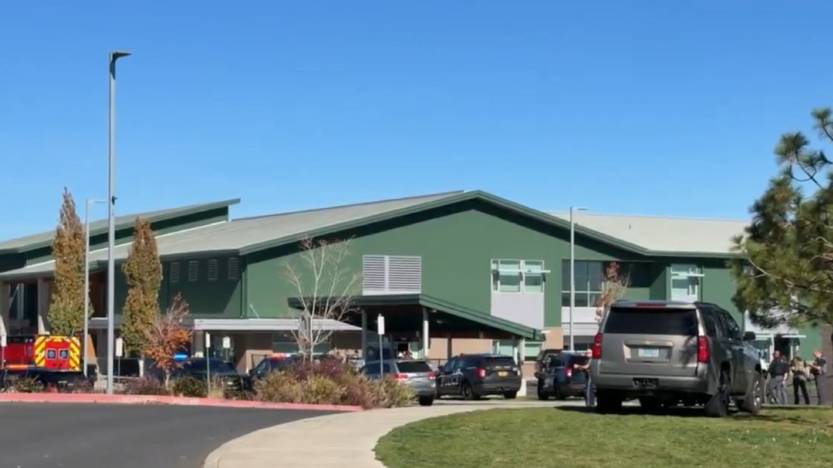 Police outside Silver Rail Elementary School in Bend, Oregon, following a deadly shooting. | Photo Credit: https://x.com/