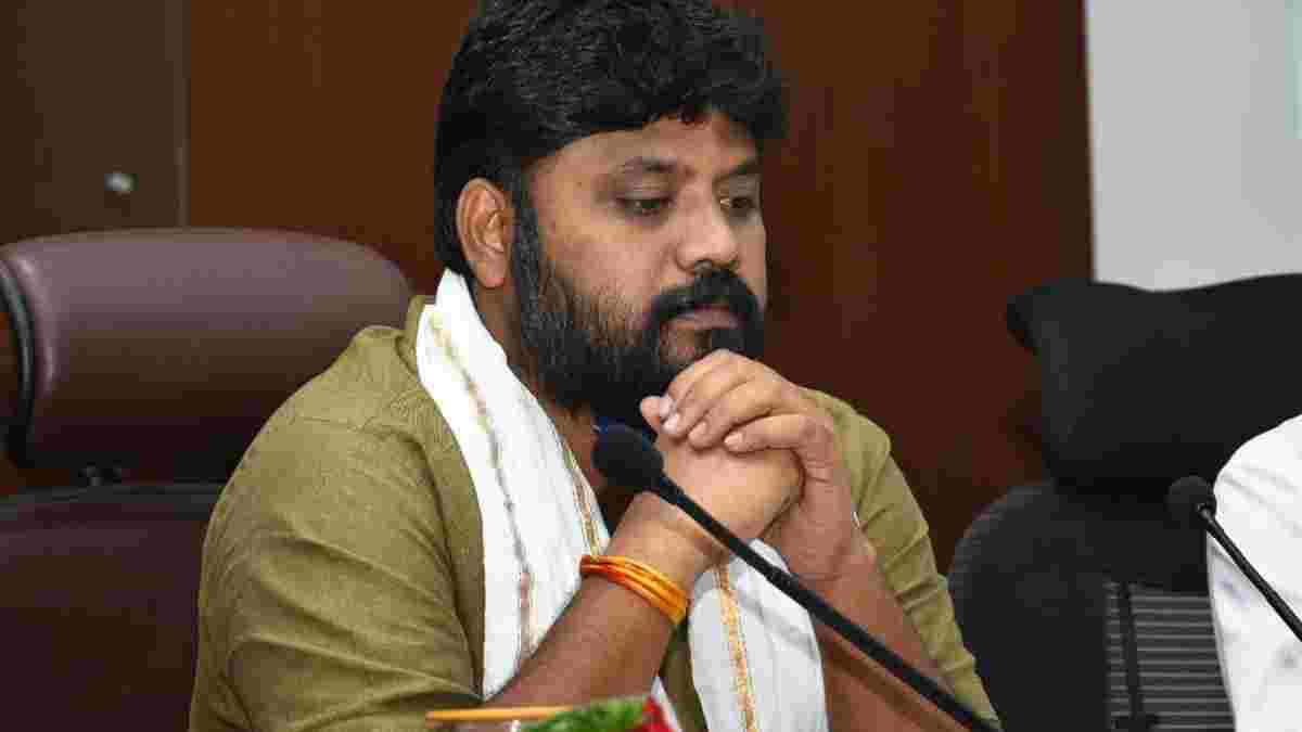 ‘ಚಿಂತಾಮಣಿಯ ದೊಣ್ಣೆ ನಾಯಕ’ ವಿರುದ್ಧ ಪ್ರದೀಪ್ ಈಶ್ವರ್ ಸಮರ - ‘ನಾನು ಸೌಮ್ಯ ಸ್ವಭಾವದವನಲ್ಲ’ ಎಂದು ಖಡಕ್ ಎಚ್ಚರಿಕೆ!!