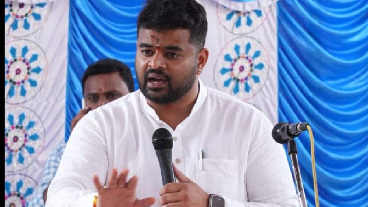 ತುಮಕೂರು ತಲುಪುತ್ತಿದ್ದಂತೆ ಪ್ರಜ್ವಲ್ ರೇವಣ್ಣ ವಾಪಸ್ ಬೆಂಗಳೂರಿಗೆ! ಹಿಂಡಲಗಾ ಜೈಲಿಗೆ ಸ್ಥಳಾಂತರಕ್ಕೆ ದಿಢೀರ್ ಬ್ರೇಕ್ ಯಾಕೆ?