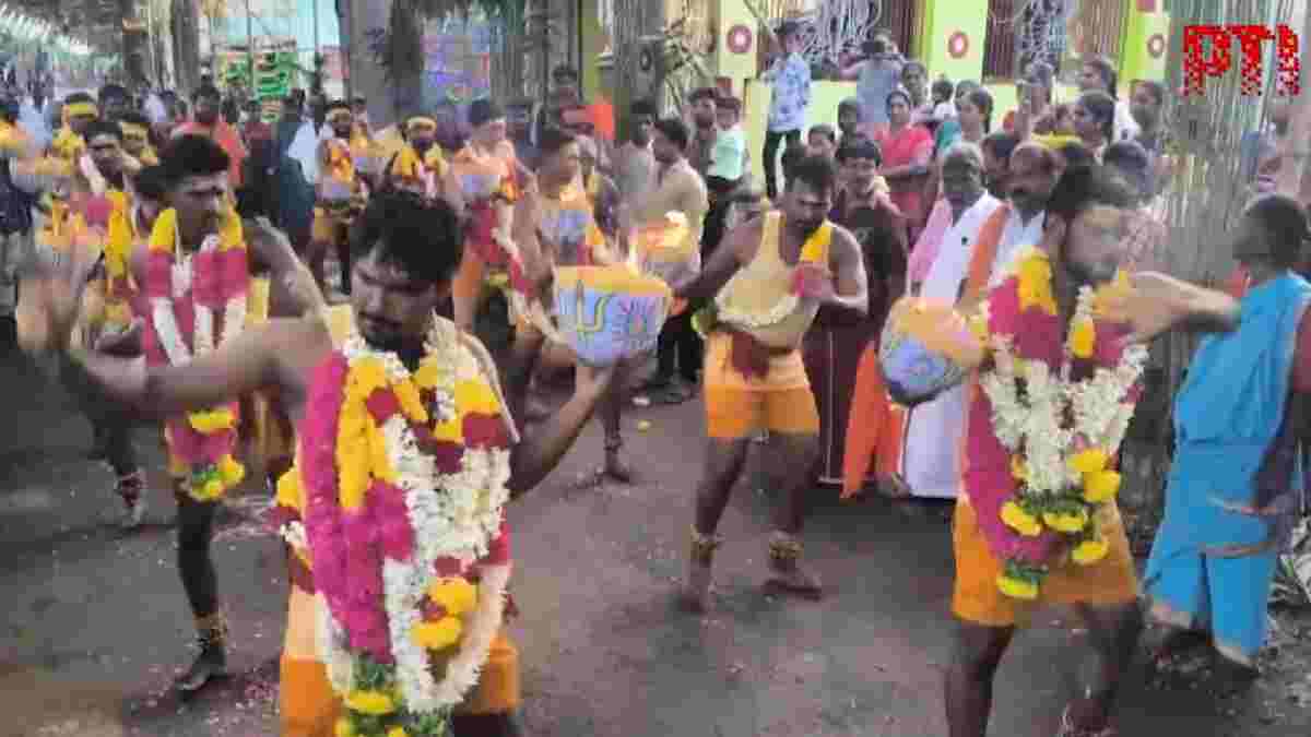 ತಮಿಳುನಾಡಿನ ತೇಣಿಯಲ್ಲಿ ತಲೆಯ ಮೇಲೆ ಬೆಂಕಿಯ ಮಡಕೆ! ಮಂಟೈ ಅಮ್ಮನ್ ದೇವಾಲಯದ ಭಕ್ತರ ನೃತ್ಯಕ್ಕೆ ಜನ ಫಿದಾ!!