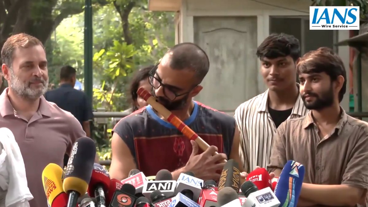 'Dande Ka Jawab': Rahul Gandhi's Flute Gesture Targets Delhi Police Action | Photo Credit: https://x.com/ians_india/