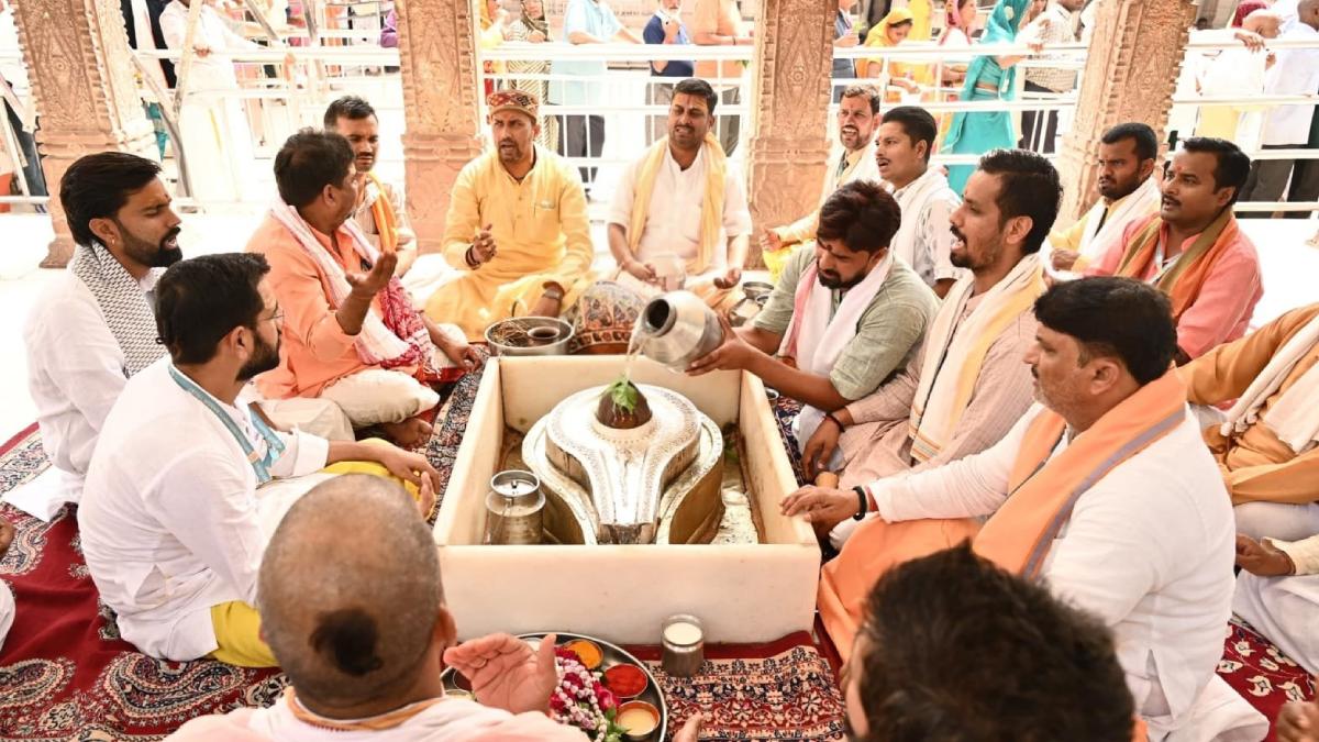 Kashi Vishwanath Temple Holds Special Prayers for Flydubai ‘Hero’ Captain Smit Machchhar’s Speedy Recovery