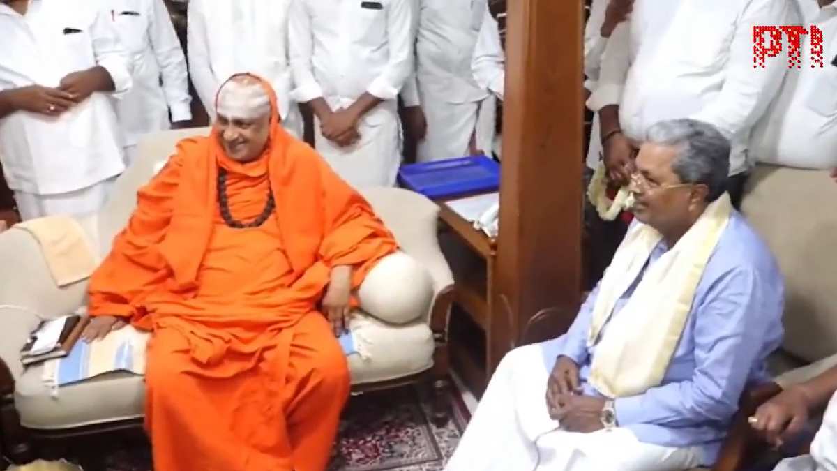 ಮಾಜಿ ಸಿಎಂ ಸಿದ್ದರಾಮಯ್ಯ ದಿಢೀರ್ ಸುತ್ತೂರು ಮಠಕ್ಕೆ ಭೇಟಿ! ಸ್ವಾಮೀಜಿಗಳ ಆಶೀರ್ವಾದ ಪಡೆದಿದ್ದೇಕೆ?!!