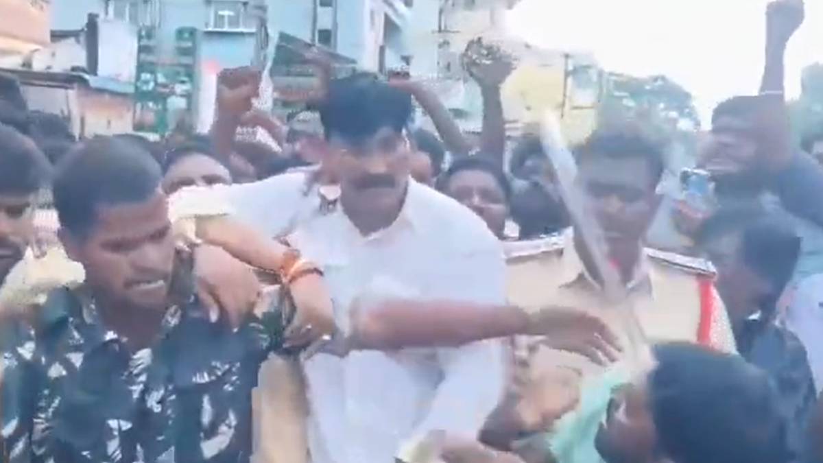ಶ್ರೀಕಾಳಹಸ್ತಿಯಲ್ಲಿ ರಾಜಕೀಯ ಗದ್ದಲ - ಮಹಿಳಾ ನಾಯಕಿಗೆ ಅವಾಚ್ಯ ನಿಂದನೆ, ಉಗುಳಿದ ಆರೋಪ!!