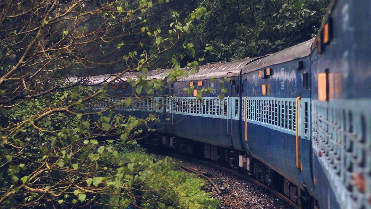 ಬೆಂಗಳೂರು ರೈಲು ಪ್ರಯಾಣಿಕರೇ ಗಮನಿಸಿ - ಅ.27, 28ರಂದು ಹಲವು ರೈಲು ರದ್ದು, ಮಾರ್ಗ ಬದಲಾವಣೆ!!