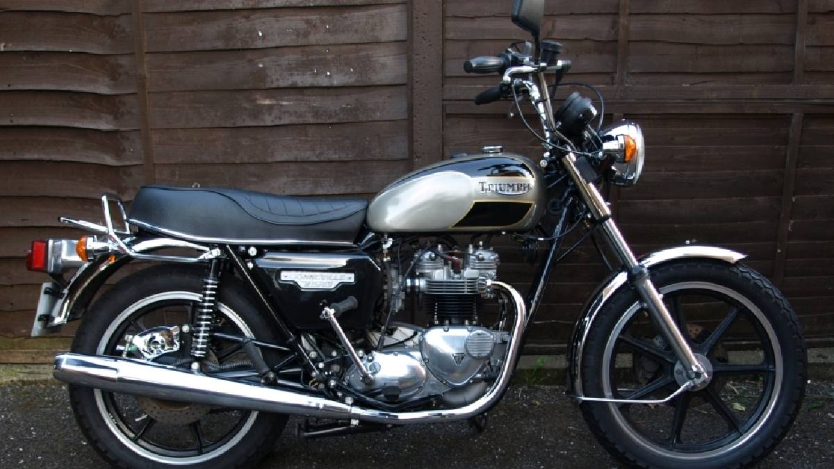 Triumph Bonneville T40 And T40 Black Debut In India With 350cc Engine And Classic Styling