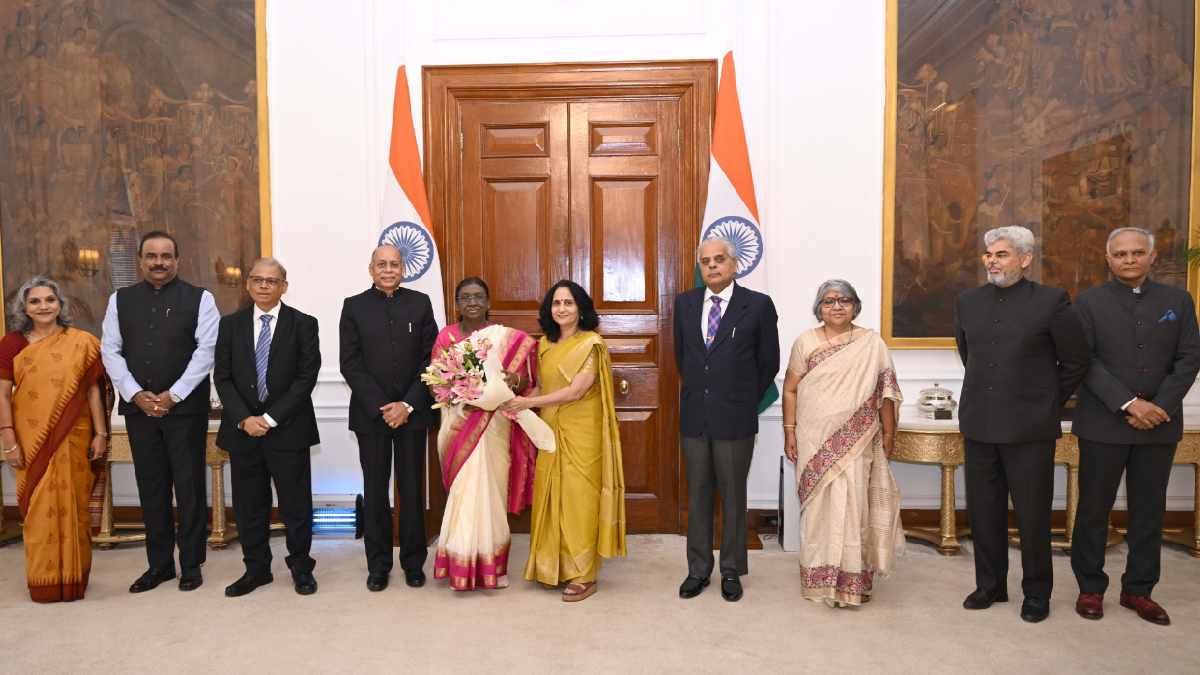 ರಾಷ್ಟ್ರಪತಿ ದ್ರೌಪದಿ ಮುರ್ಮು ಅವರನ್ನು ಭೇಟಿಯಾದ UPSC ಅಧ್ಯಕ್ಷ ಅಜಯ್ ಕುಮಾರ್; 76ನೇ ವಾರ್ಷಿಕ ವರದಿ ಸಲ್ಲಿಕೆ!!