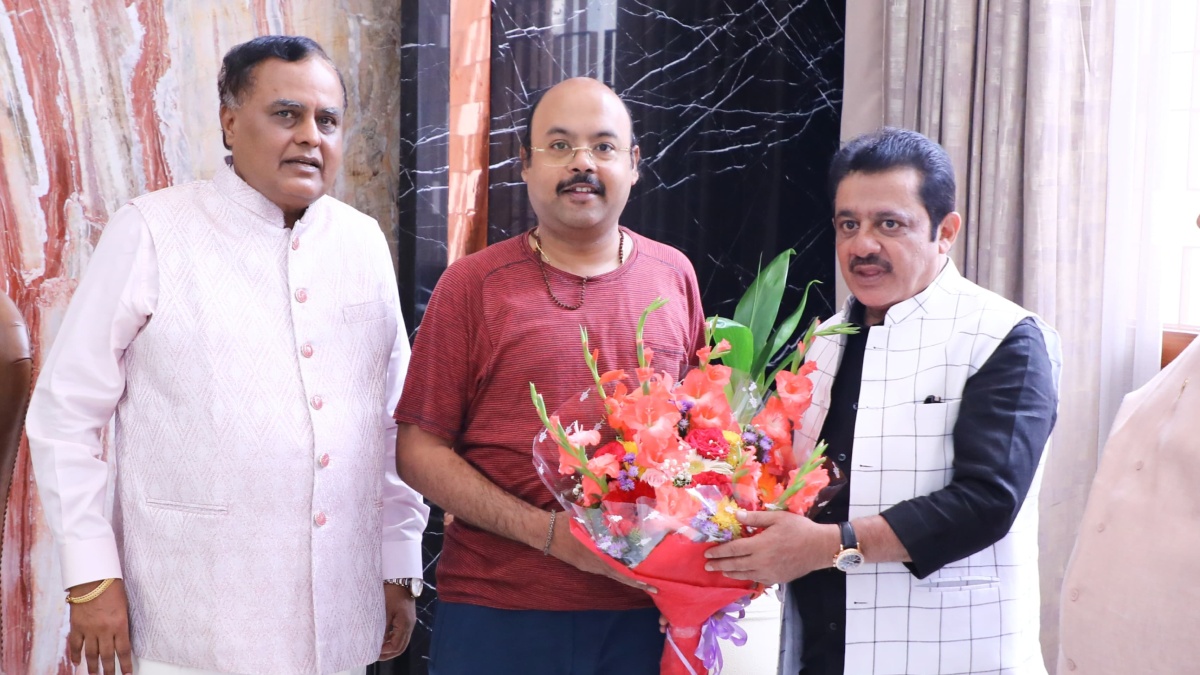ಸ್ಟಿಂಗ್ ವಿವಾದದ ಬೆನ್ನಲ್ಲೇ ಸಿದ್ದರಾಮಯ್ಯ ನಿವಾಸಕ್ಕೆ ಜಮೀರ್ ಅಹ್ಮದ್ ಖಾನ್ ಭೇಟಿ! ಯತೀಂದ್ರ ಜೊತೆ ಮಾತುಕತೆ!!